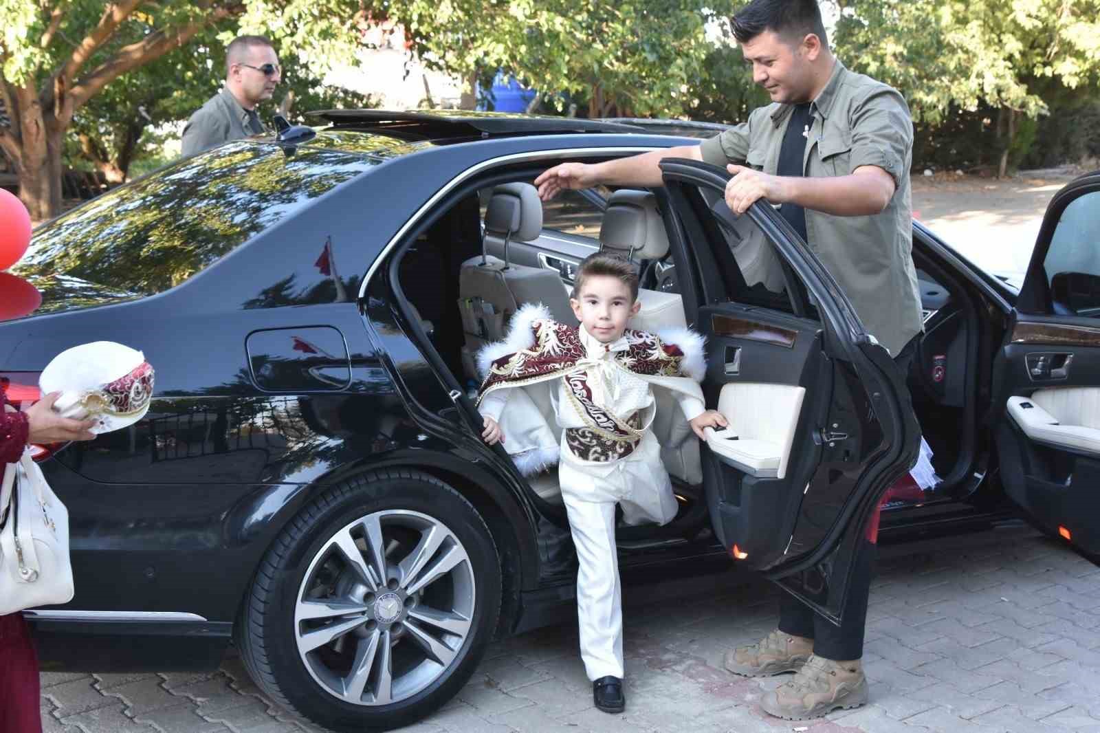 Vali Makas’tan şehit kardeşine sürpriz: Makam aracı sünnet arabası oldu
