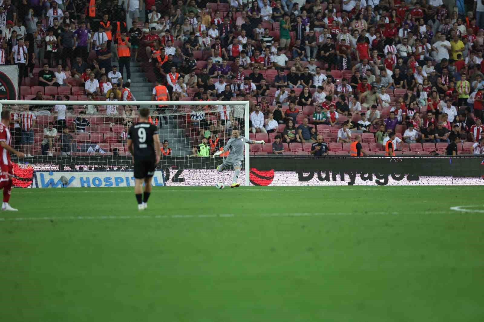 Trendyol Süper Lig: Samsunspor: 0 - Beşiktaş: 2 (İlk yarı)
