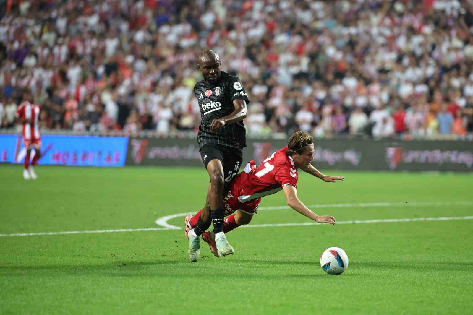 Trendyol Süper Lig: Samsunspor: 0 - Beşiktaş: 2 (İlk yarı)
