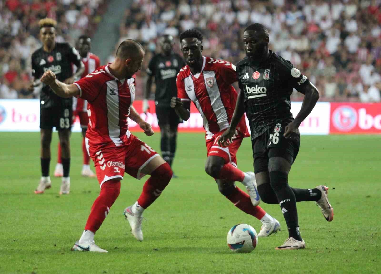 Trendyol Süper Lig: Samsunspor: 0 - Beşiktaş: 2 (İlk yarı)
