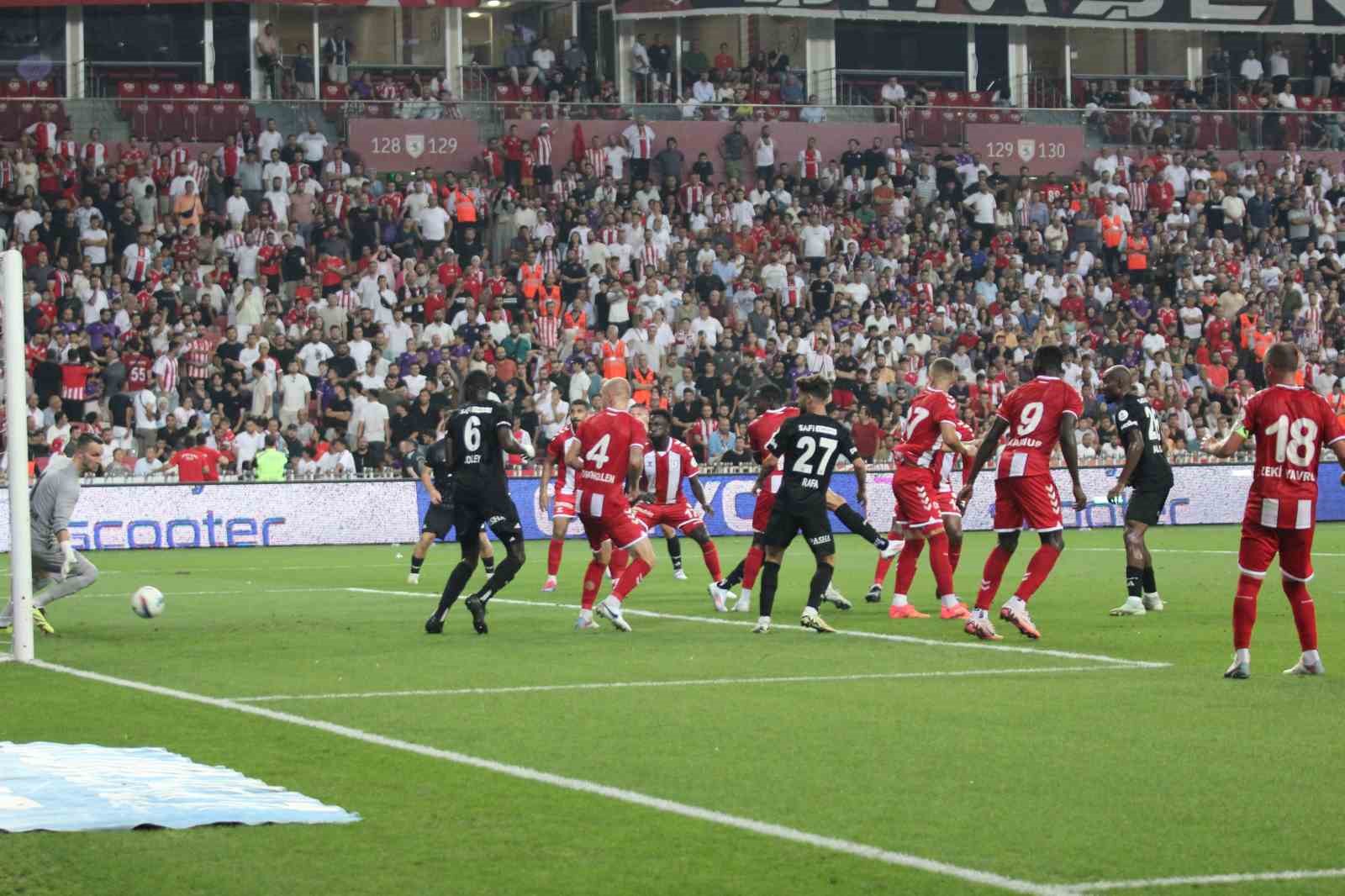 Trendyol Süper Lig: Samsunspor: 0 - Beşiktaş: 2 (İlk yarı)
