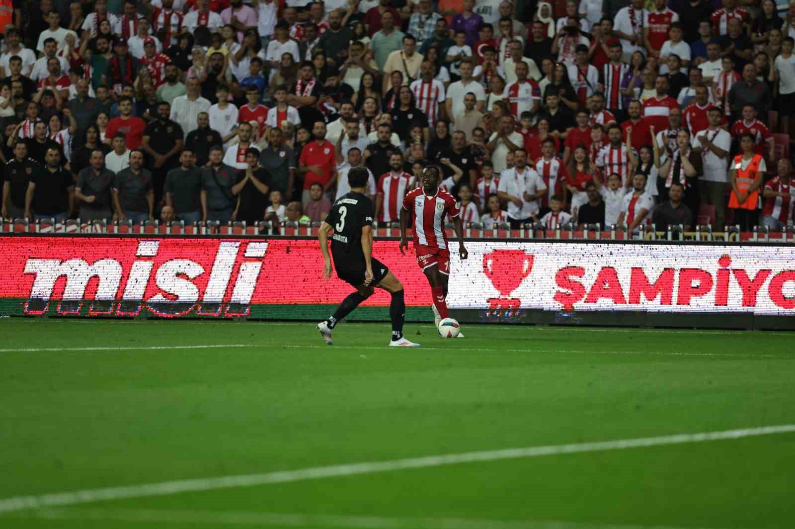 Trendyol Süper Lig: Samsunspor: 0 - Beşiktaş: 2 (İlk yarı)
