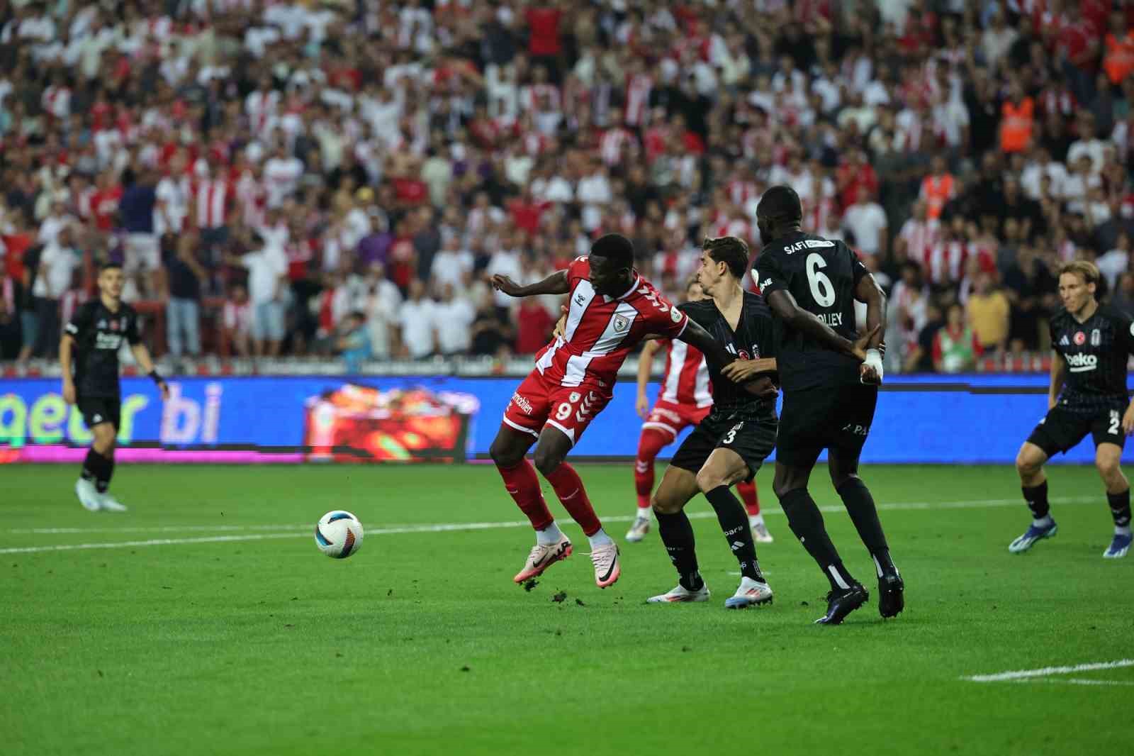 Trendyol Süper Lig: Samsunspor: 0 - Beşiktaş: 2 (İlk yarı)
