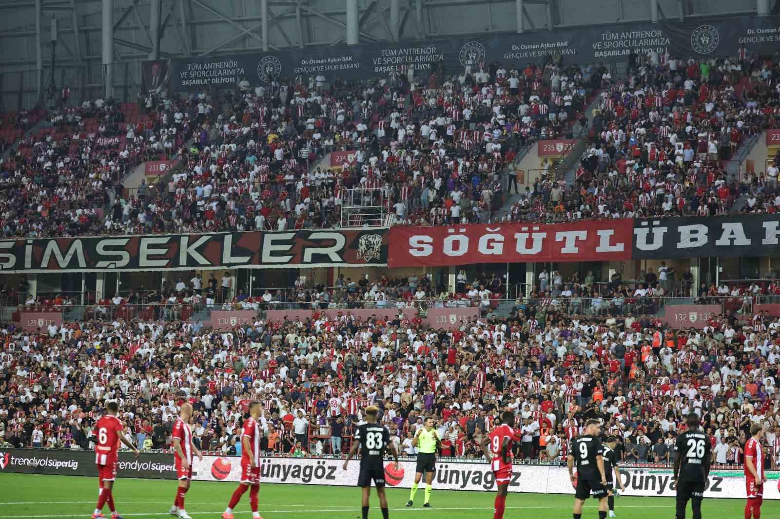 Trendyol Süper Lig: Samsunspor: 0 - Beşiktaş: 2 (İlk yarı)
