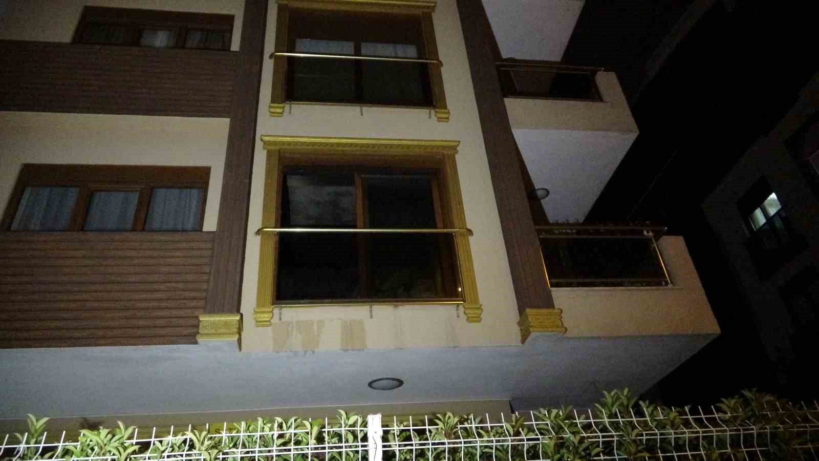 Dairede çıkan yangın apartman sakinlerini sokağa döktü
