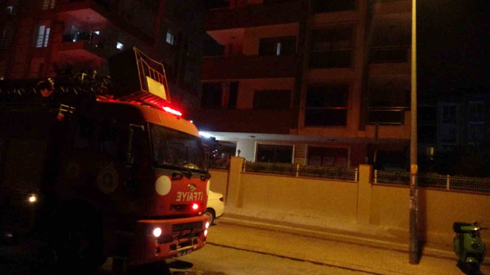 Dairede çıkan yangın apartman sakinlerini sokağa döktü
