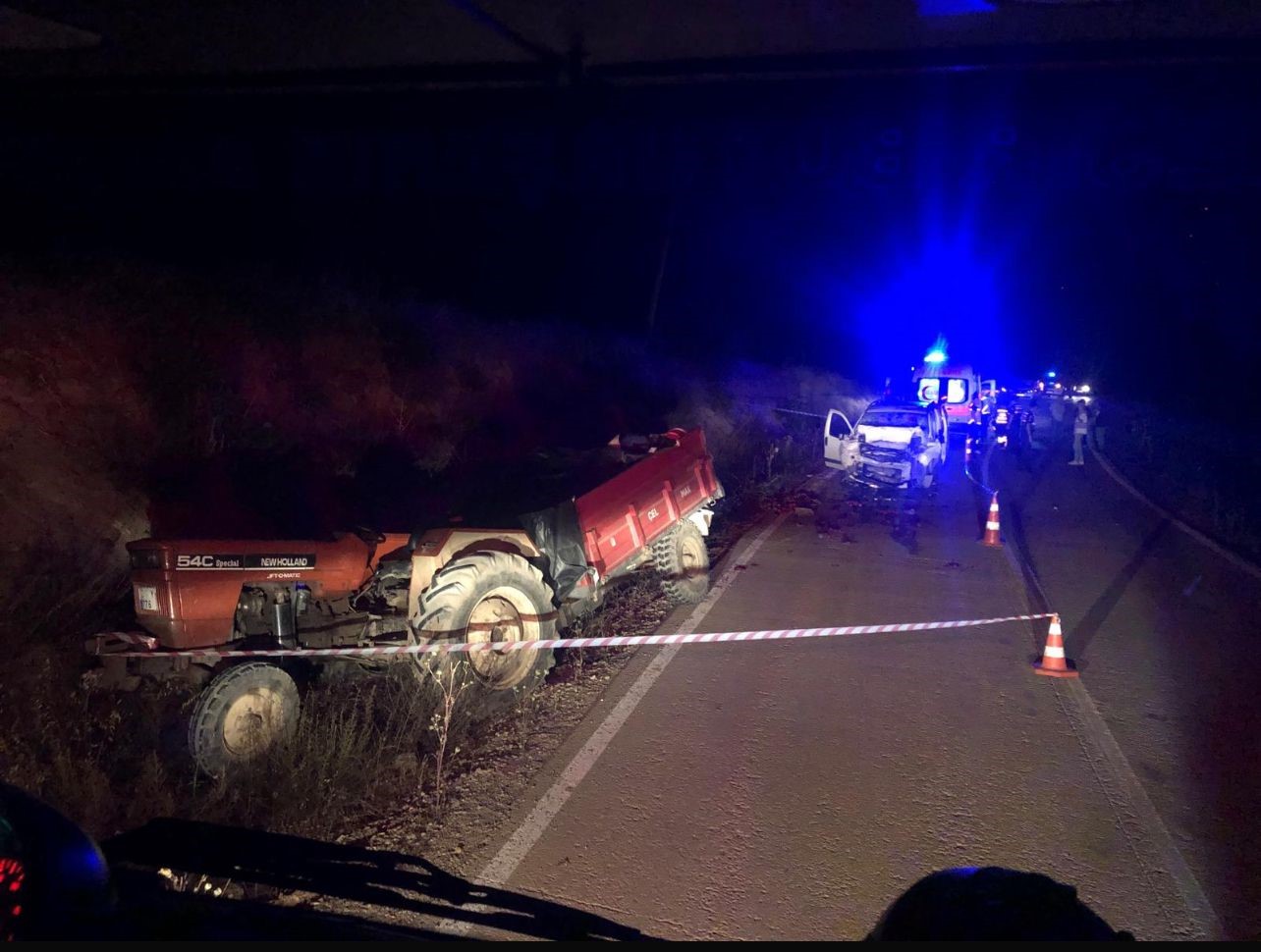 Otomobil traktöre arkadan çarptı: 1 ölü, 3 yaralı
