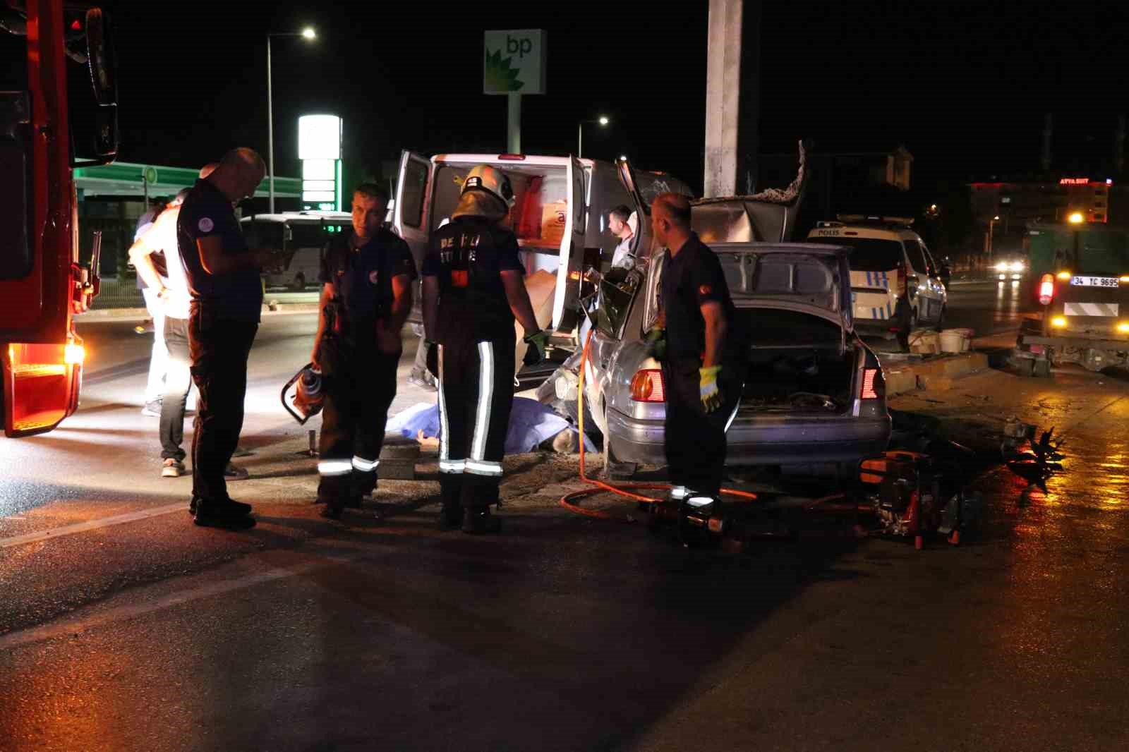 Yön tabelasına çarparak hurdaya dönen otomobilin sürücüsü öldü
