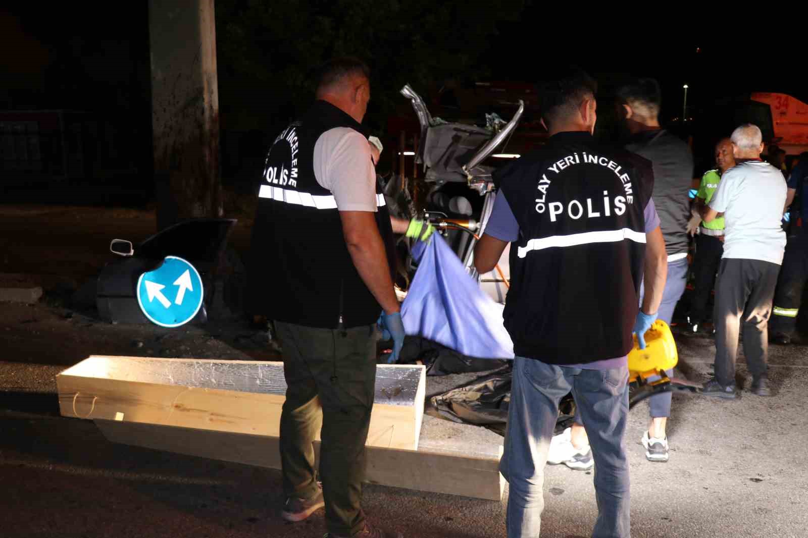 Yön tabelasına çarparak hurdaya dönen otomobilin sürücüsü öldü
