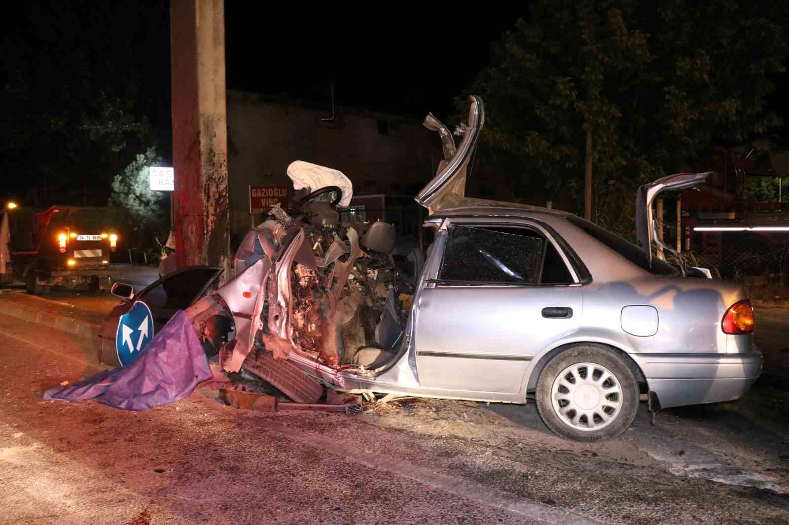 Yön tabelasına çarparak hurdaya dönen otomobilin sürücüsü öldü
