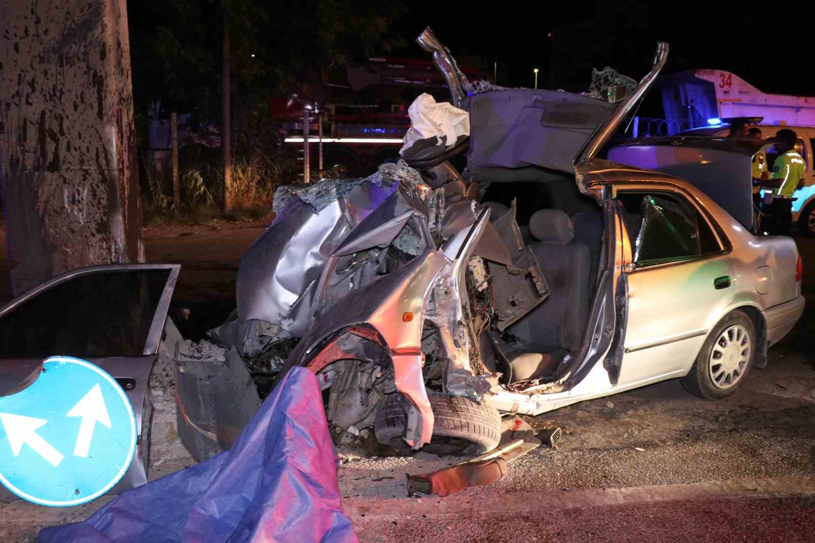 Yön tabelasına çarparak hurdaya dönen otomobilin sürücüsü öldü
