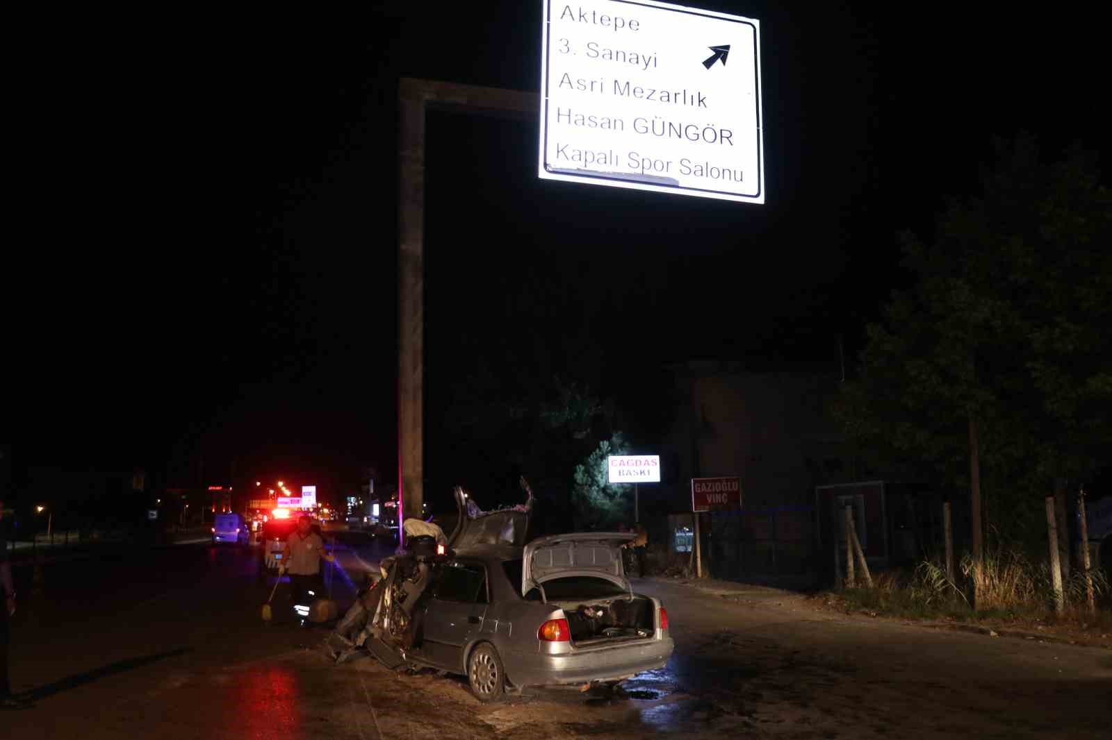 Yön tabelasına çarparak hurdaya dönen otomobilin sürücüsü öldü
