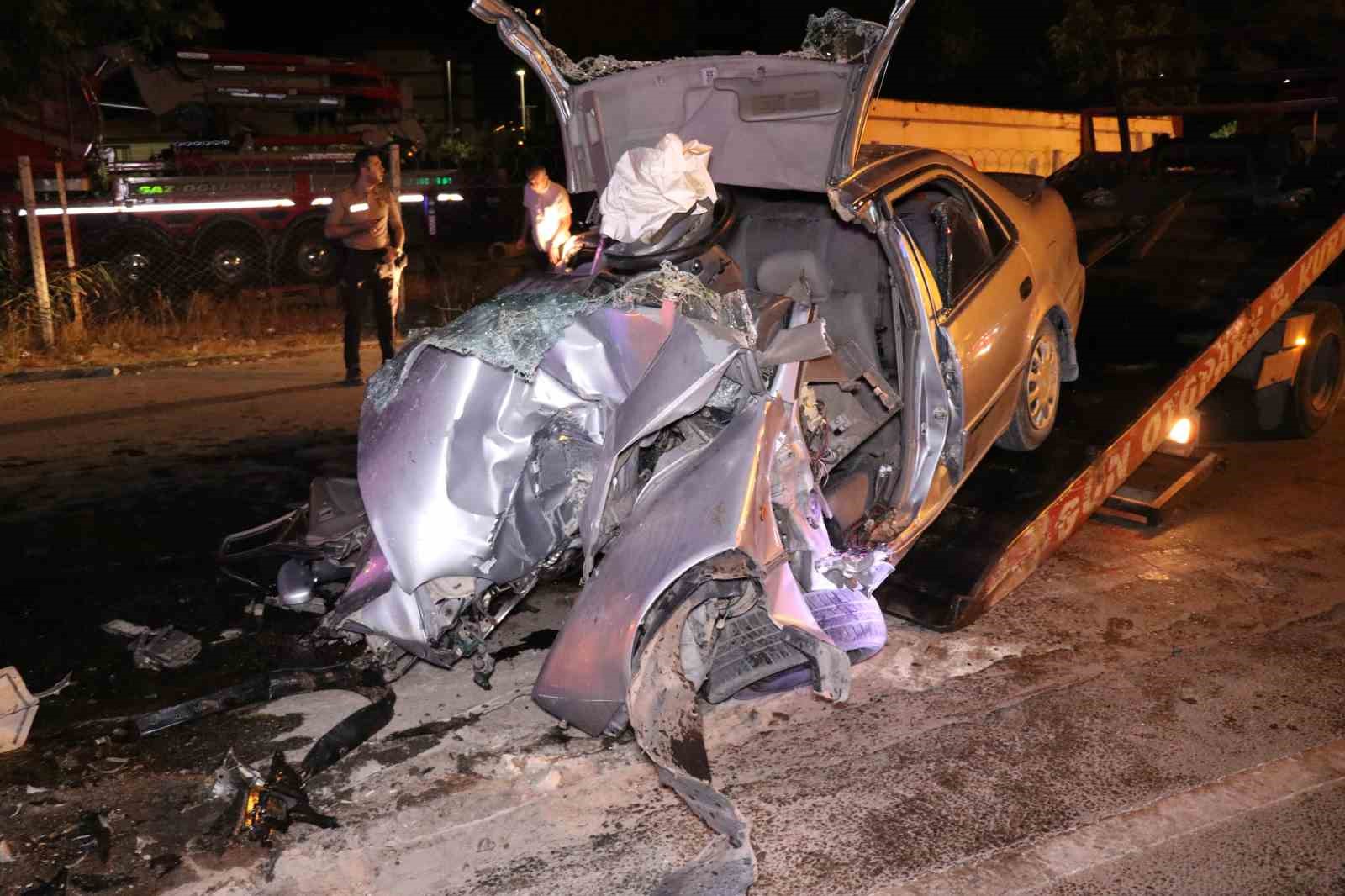 Yön tabelasına çarparak hurdaya dönen otomobilin sürücüsü öldü
