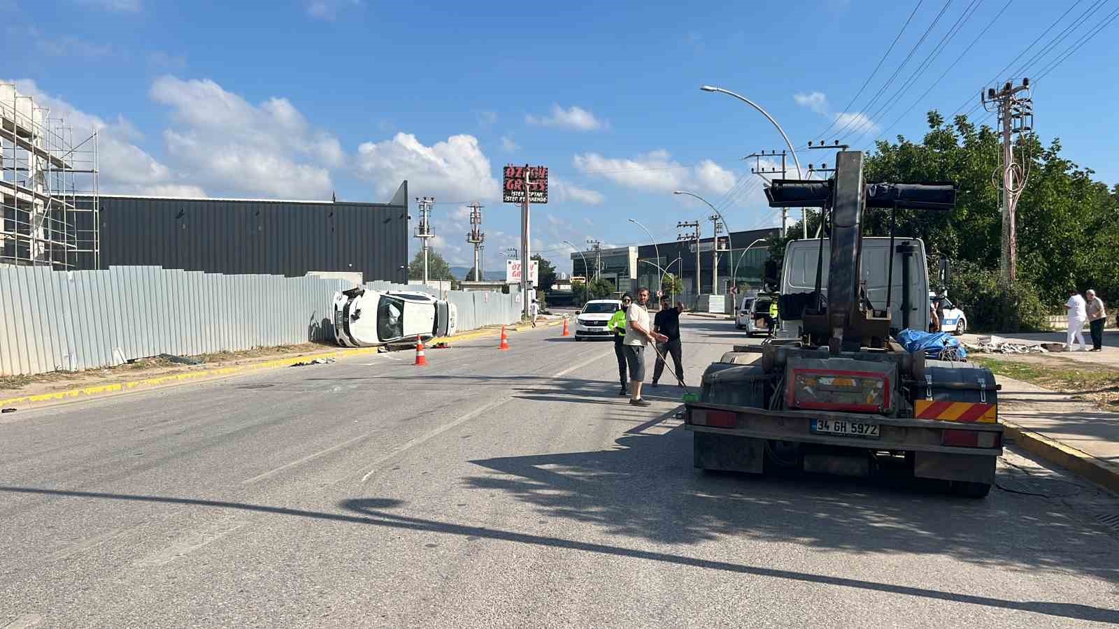 Vince çarparak takla atan otomobilden burnu bile kanamadan çıktı
