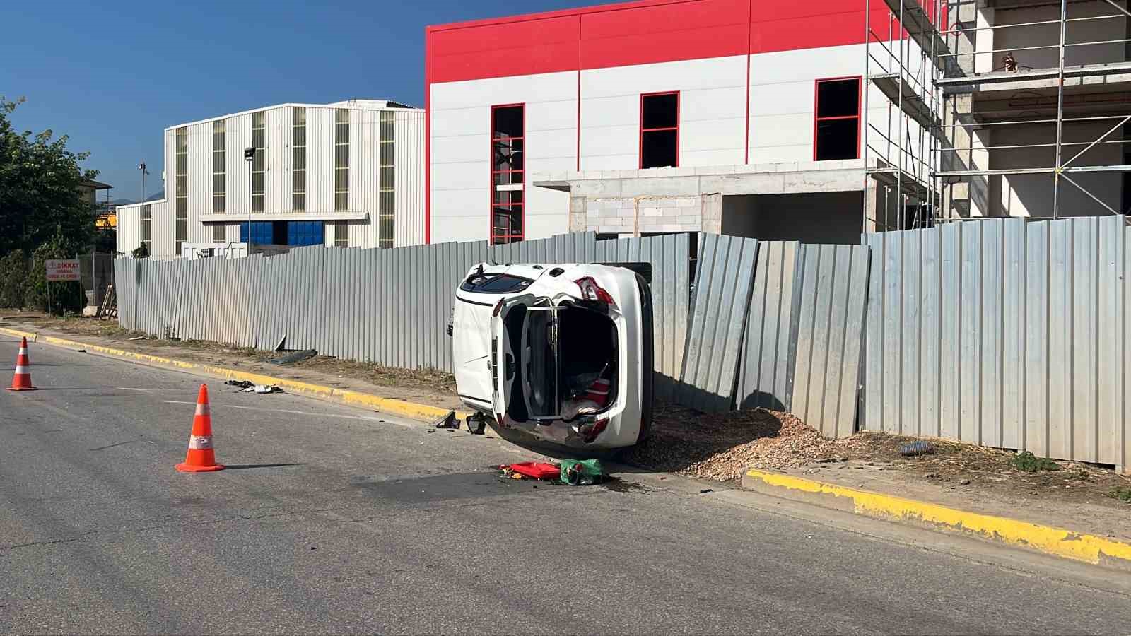 Vince çarparak takla atan otomobilden burnu bile kanamadan çıktı
