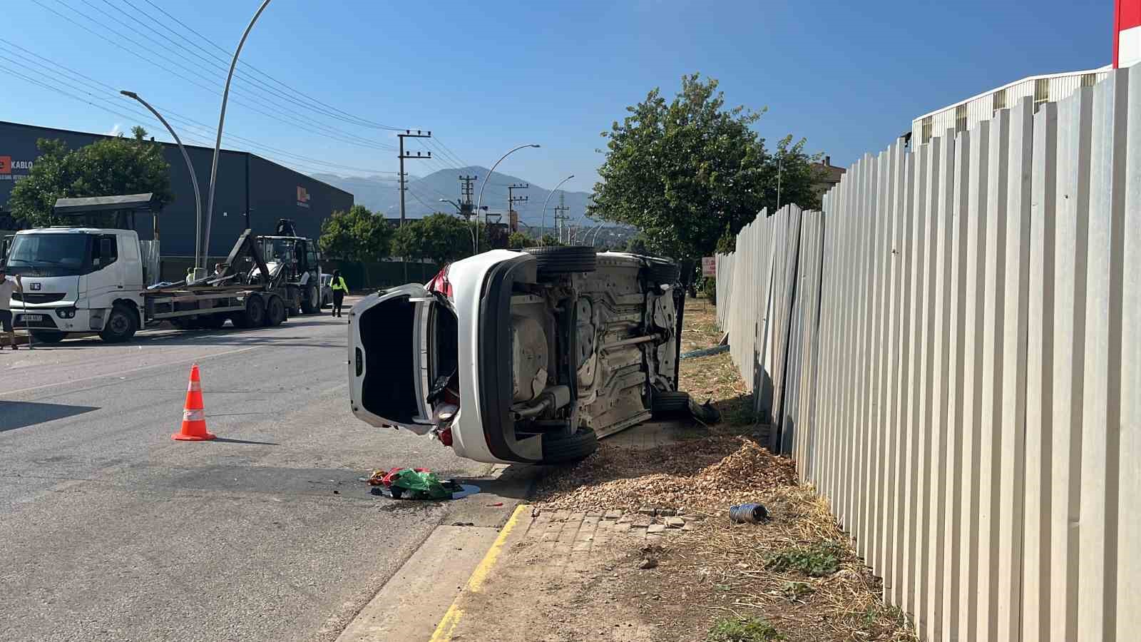 Vince çarparak takla atan otomobilden burnu bile kanamadan çıktı
