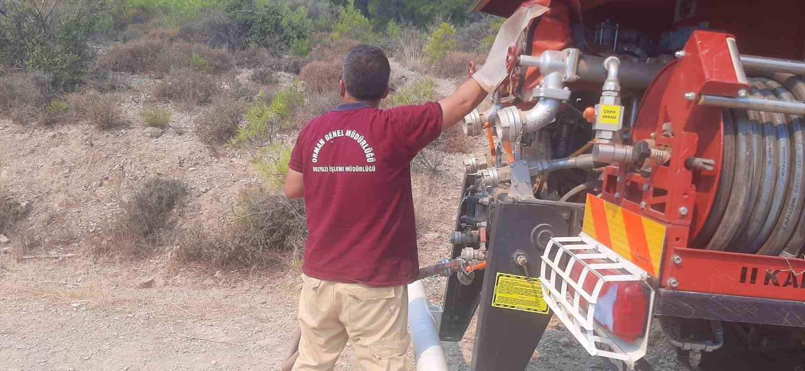 Mersin Bozyazı’da orman yangınına ekipler havadan ve karadan müdahale ediyor
