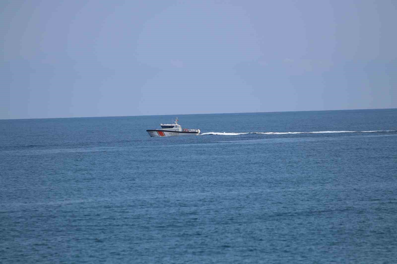 Karadeniz’de batan teknedeki 3 kişiyi arama çalışmaları sürüyor
