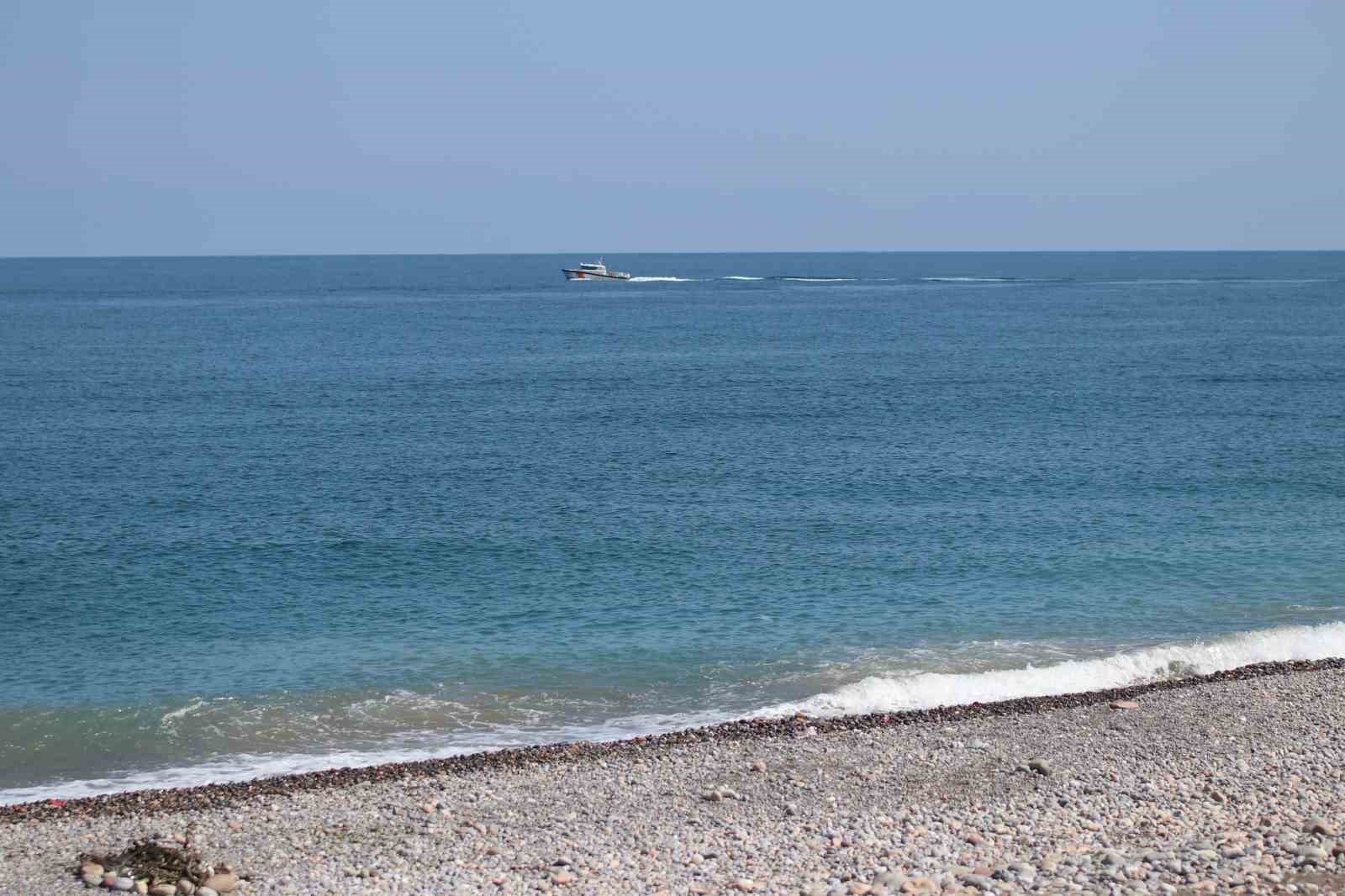 Karadeniz’de batan teknedeki 3 kişiyi arama çalışmaları sürüyor
