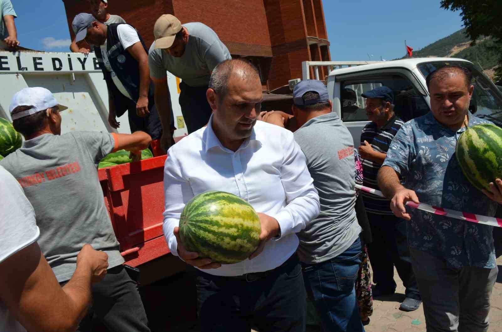 Çiftçiye destek için vatandaşlara 2 ton ücretsiz karpuz dağıtımı gerçekleştirdi
