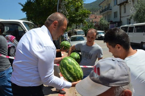 Çiftçiye destek için vatandaşlara 2 ton ücretsiz karpuz dağıtımı gerçekleştirdi
