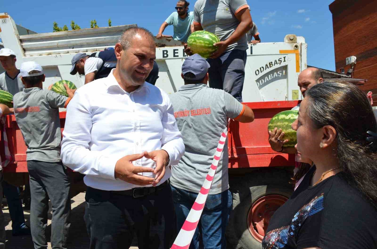 Çiftçiye destek için vatandaşlara 2 ton ücretsiz karpuz dağıtımı gerçekleştirdi
