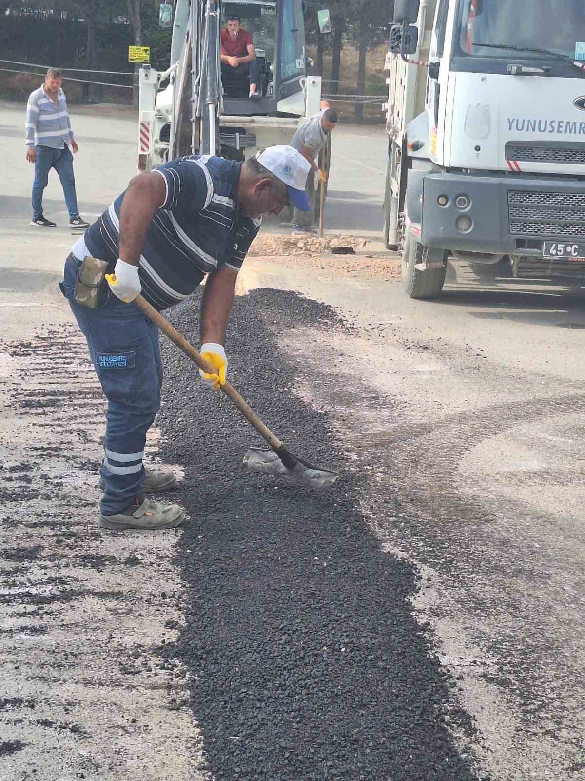 Yunusemre’den küçük sanayi sitesinde asfalt yama çalışması
