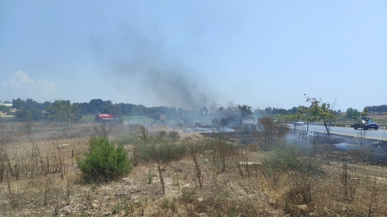 Sigara izmariti yangına neden oldu, dumanlar karayolunu kapladı
