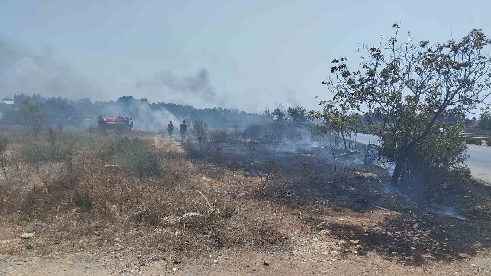 Sigara izmariti yangına neden oldu, dumanlar karayolunu kapladı
