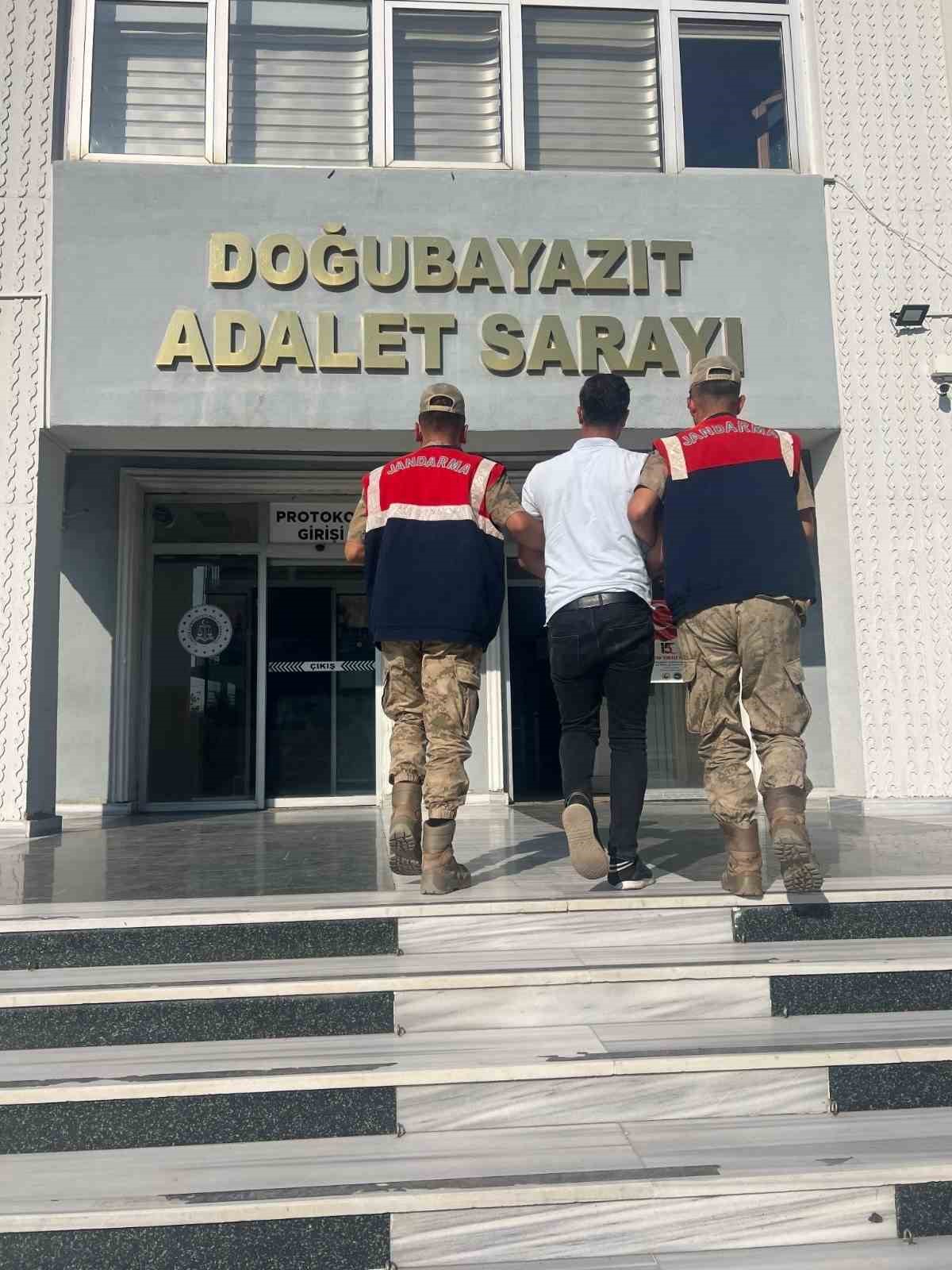 Ağrı’da aranan 2 firari yakalandı
