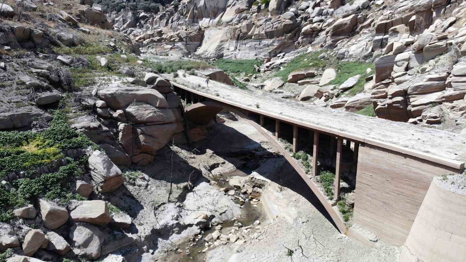 Baraj suyu çekildi, 100 yıllık köprü ortaya çıktı
