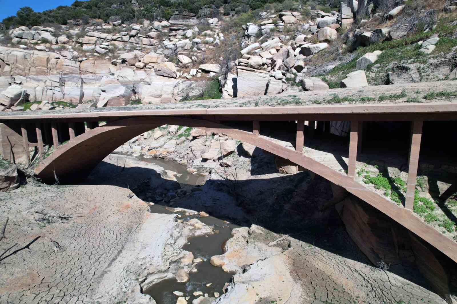 Baraj suyu çekildi, 100 yıllık köprü ortaya çıktı
