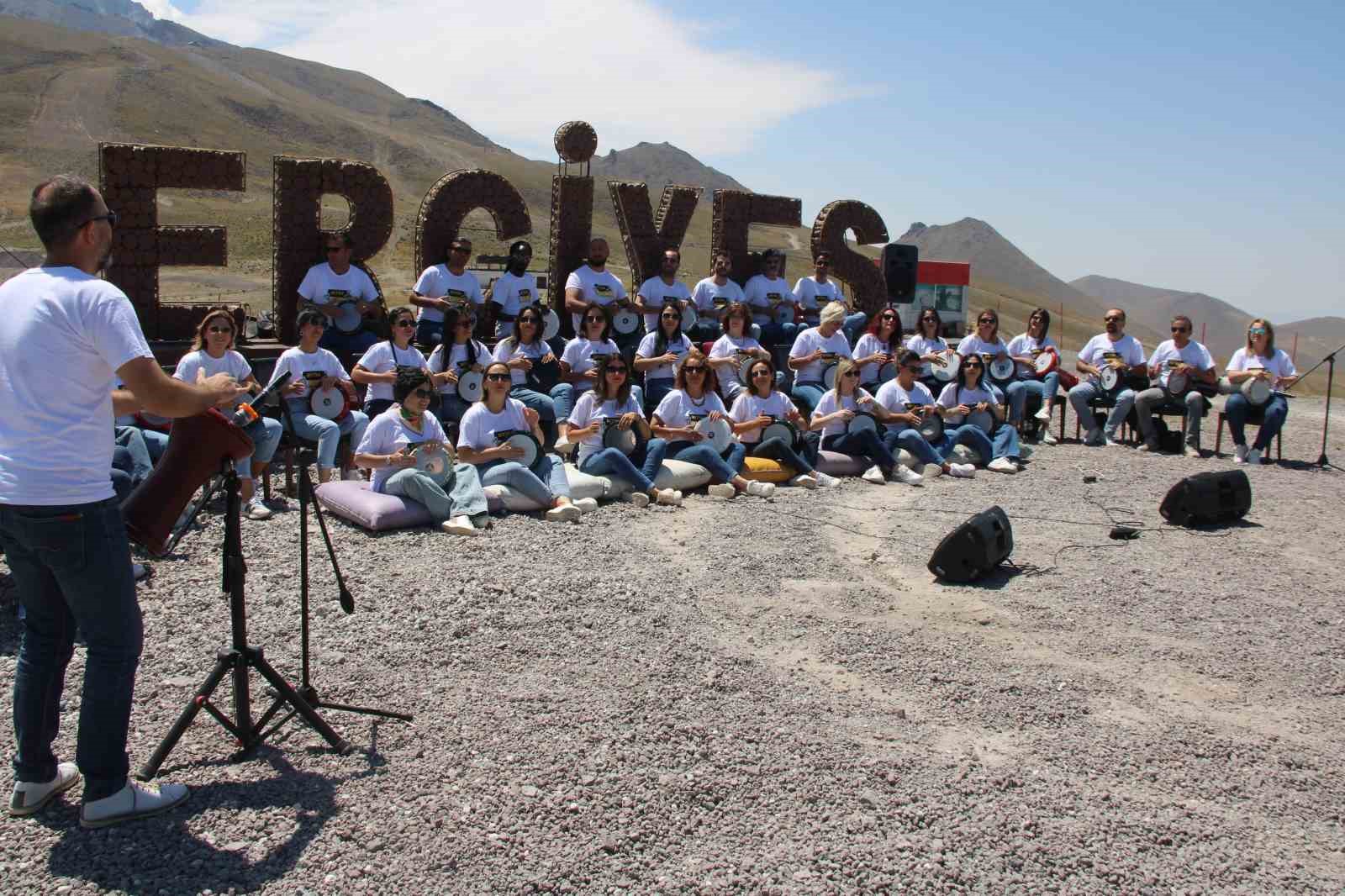 Erciyes’te darbuka şov
