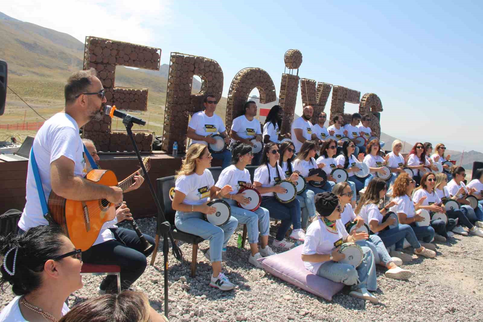 Erciyes’te darbuka şov
