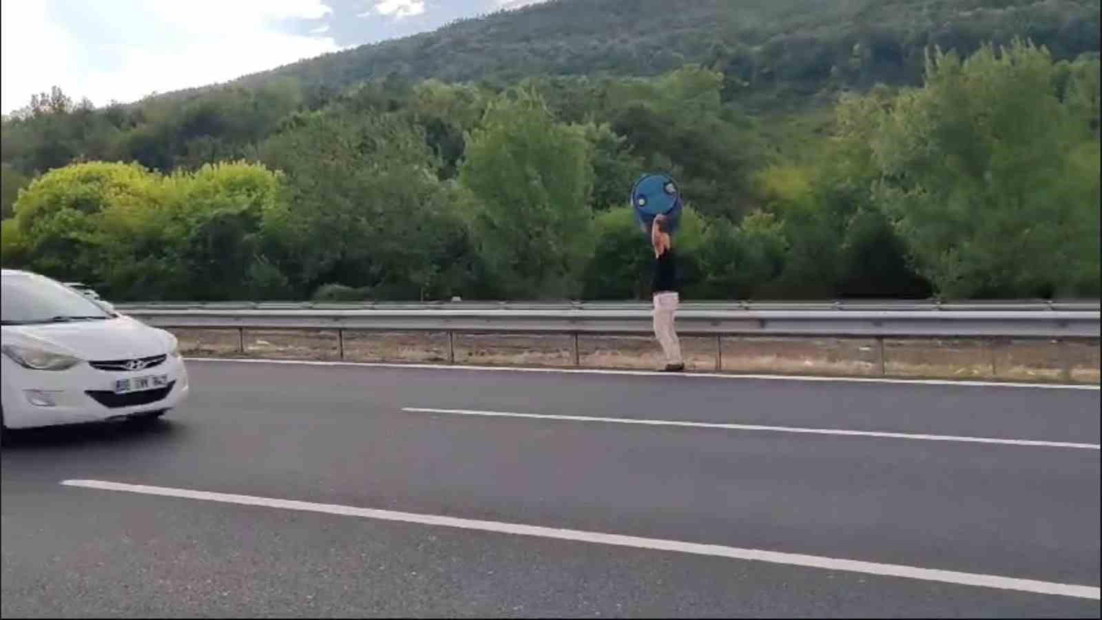 Canını hiçe sayarak, trafiği tehlikeye düşüren varili yolun dışına attı
