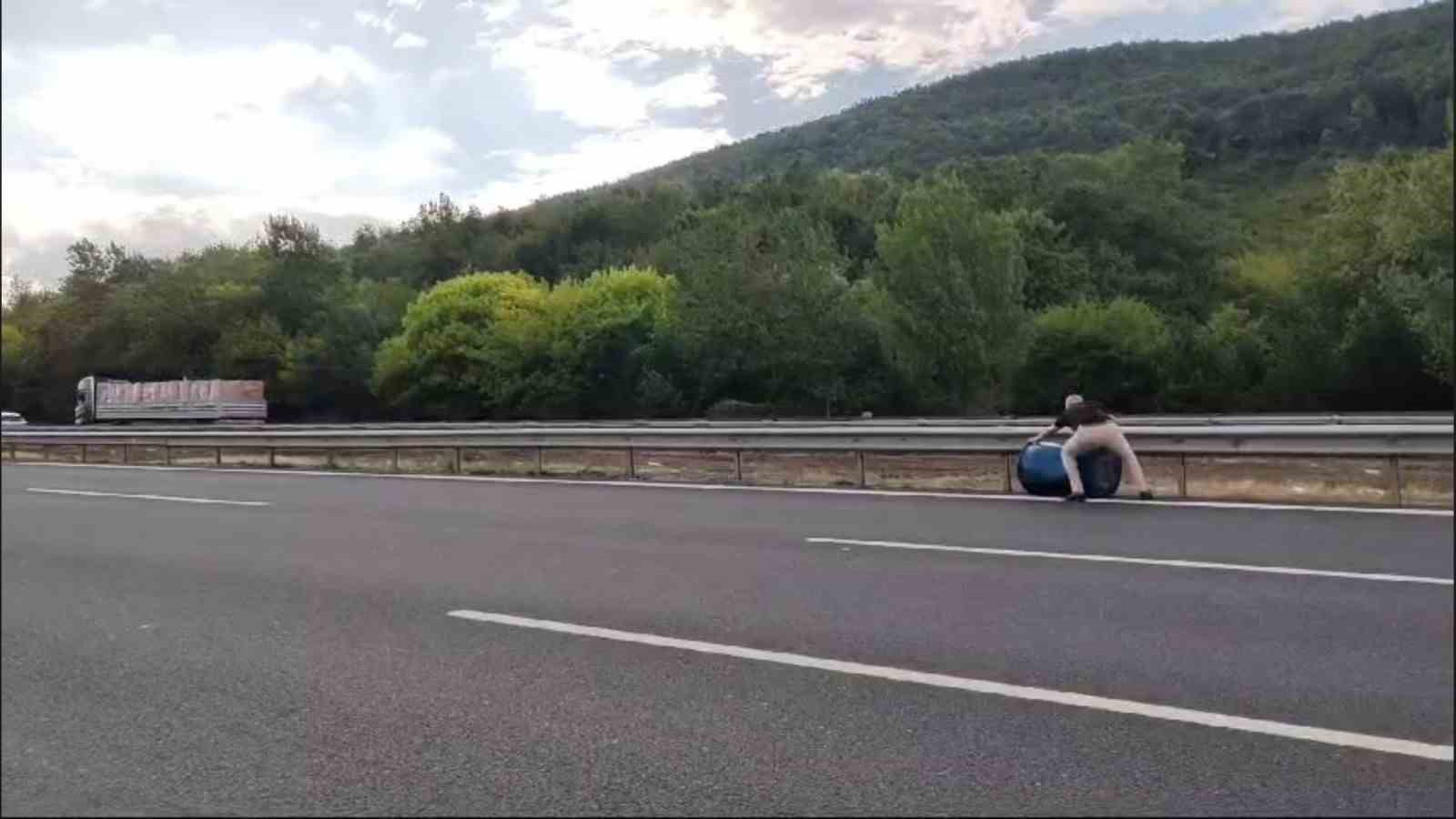 Canını hiçe sayarak, trafiği tehlikeye düşüren varili yolun dışına attı
