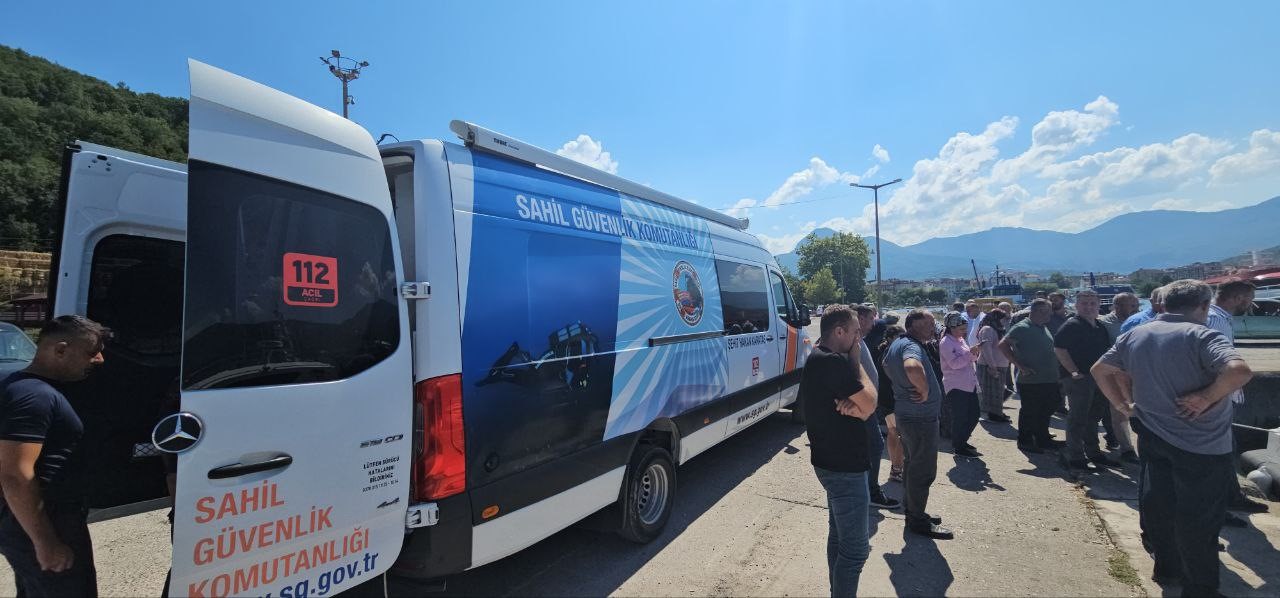 Kastamonu’da batan teknedeki üç vatandaşın yakınları, gelecek iyi haber için bekliyor
