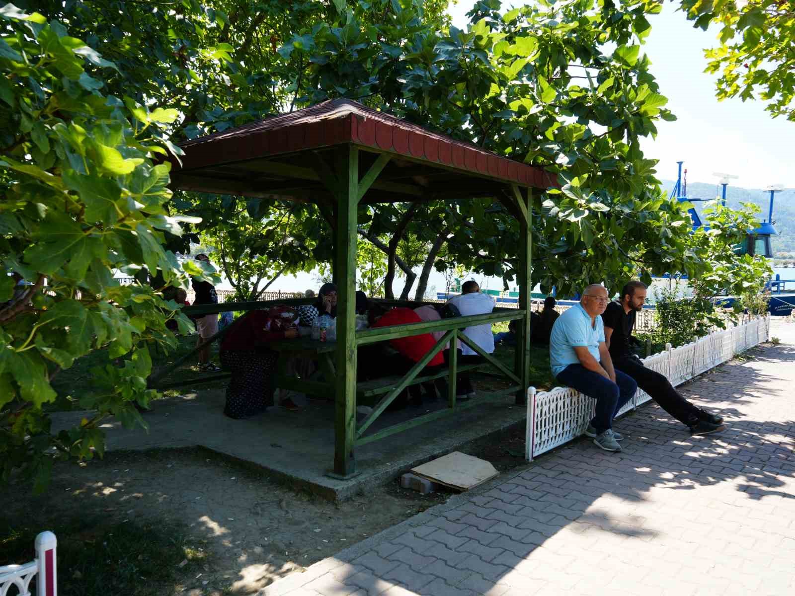 Kastamonu’da batan teknedeki üç vatandaşın yakınları, gelecek iyi haber için bekliyor
