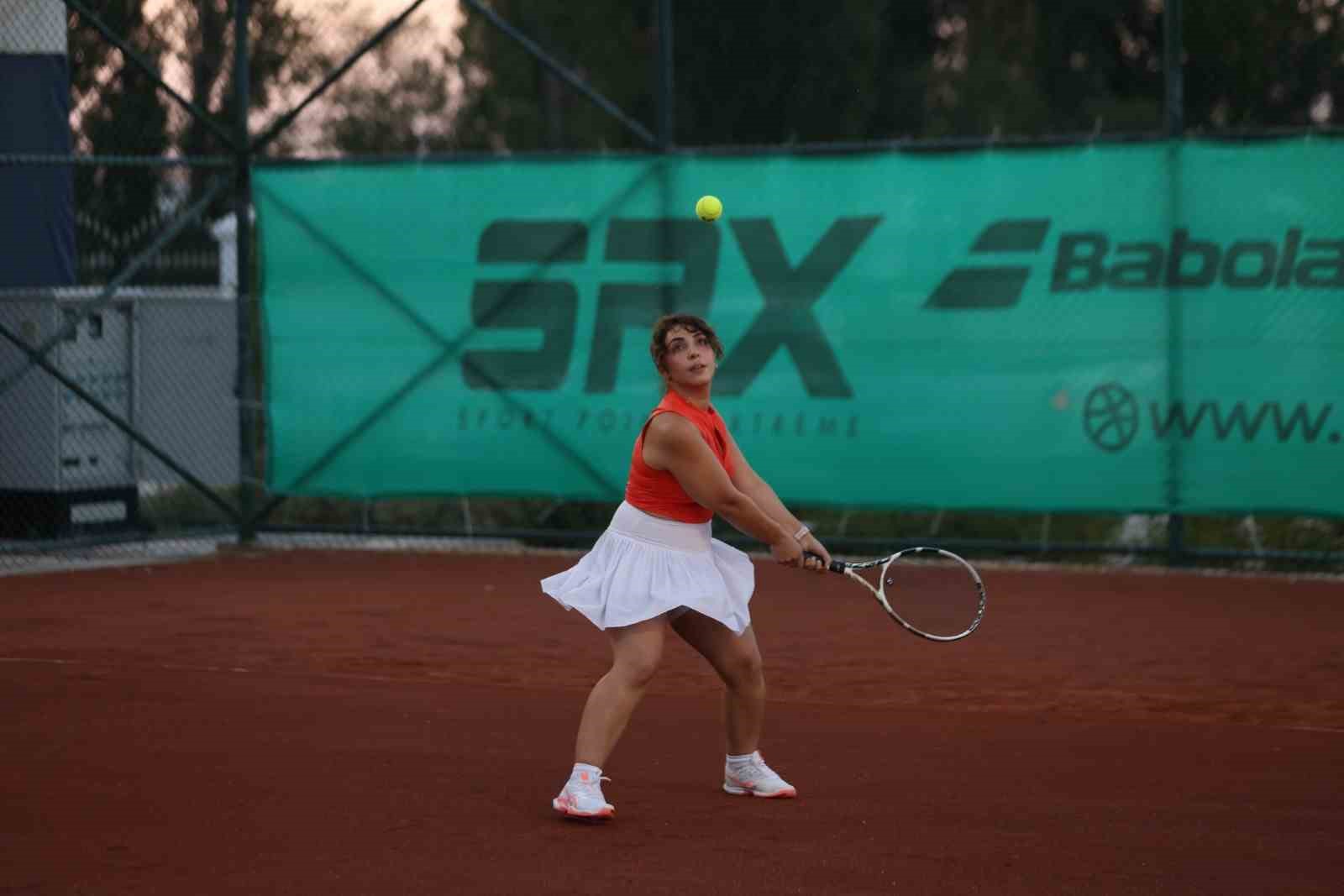 Yaz tenis turnuvası lansman maçlarıyla başladı
