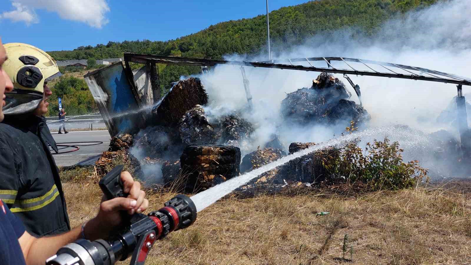 Samsun’da hurda kağıt yüklü tır alev alev yandı
