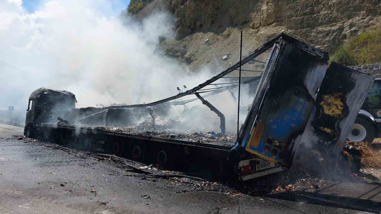 Samsun’da hurda kağıt yüklü tır alev alev yandı
