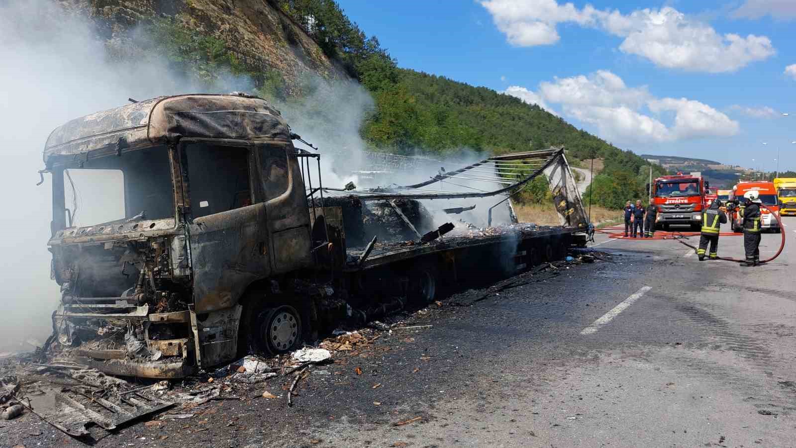 Samsun’da hurda kağıt yüklü tır alev alev yandı
