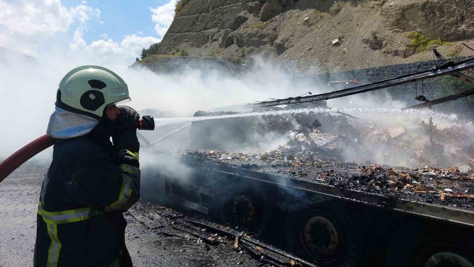 Samsun’da hurda kağıt yüklü tır alev alev yandı
