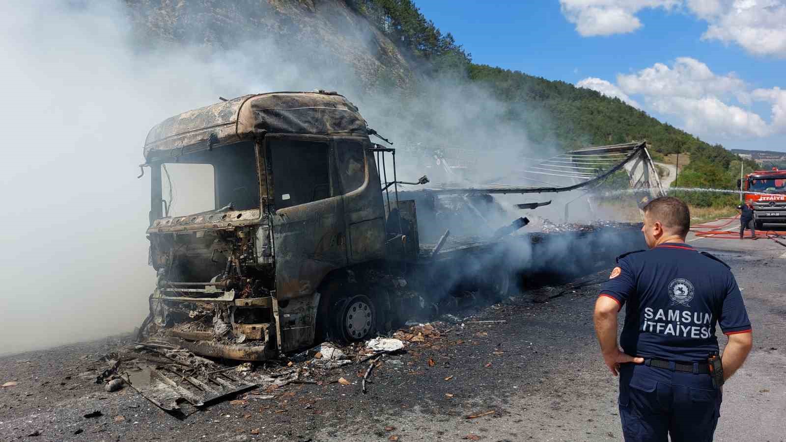 Samsun’da hurda kağıt yüklü tır alev alev yandı
