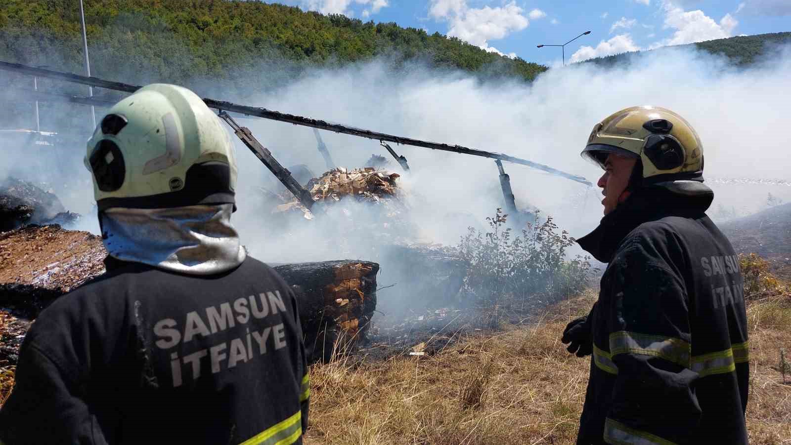 Samsun’da hurda kağıt yüklü tır alev alev yandı
