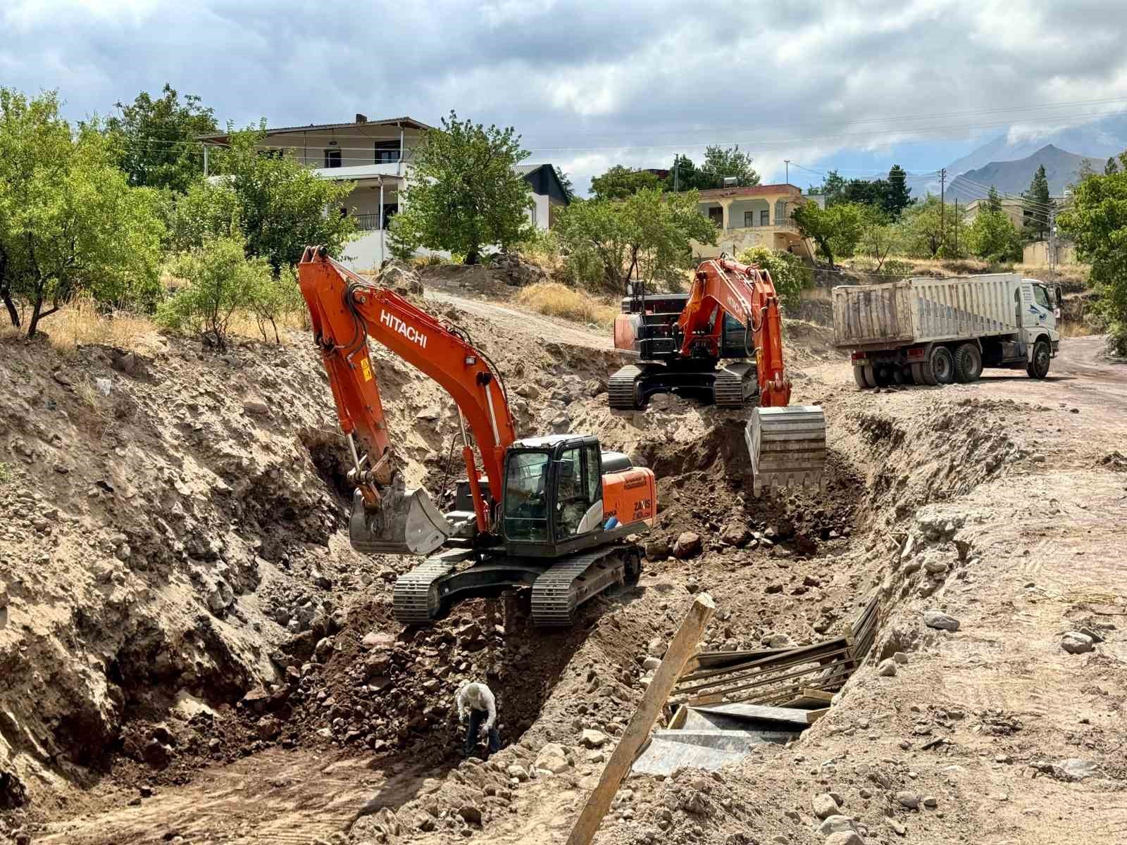 Başkan Özdoğan; 200 milyon TL’lik dere ıslahı çalışmalarını yerinde inceledi
