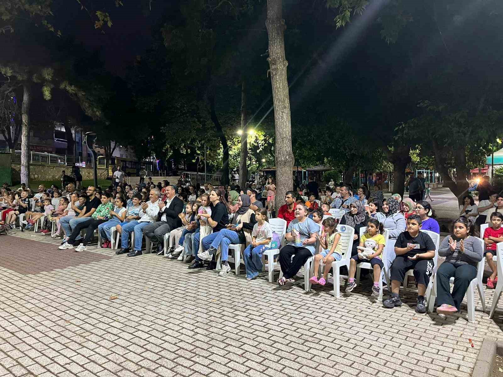 İnegöl Belediyesi Şehir Tiyatrosu komşu ilçeye konuk oldu
