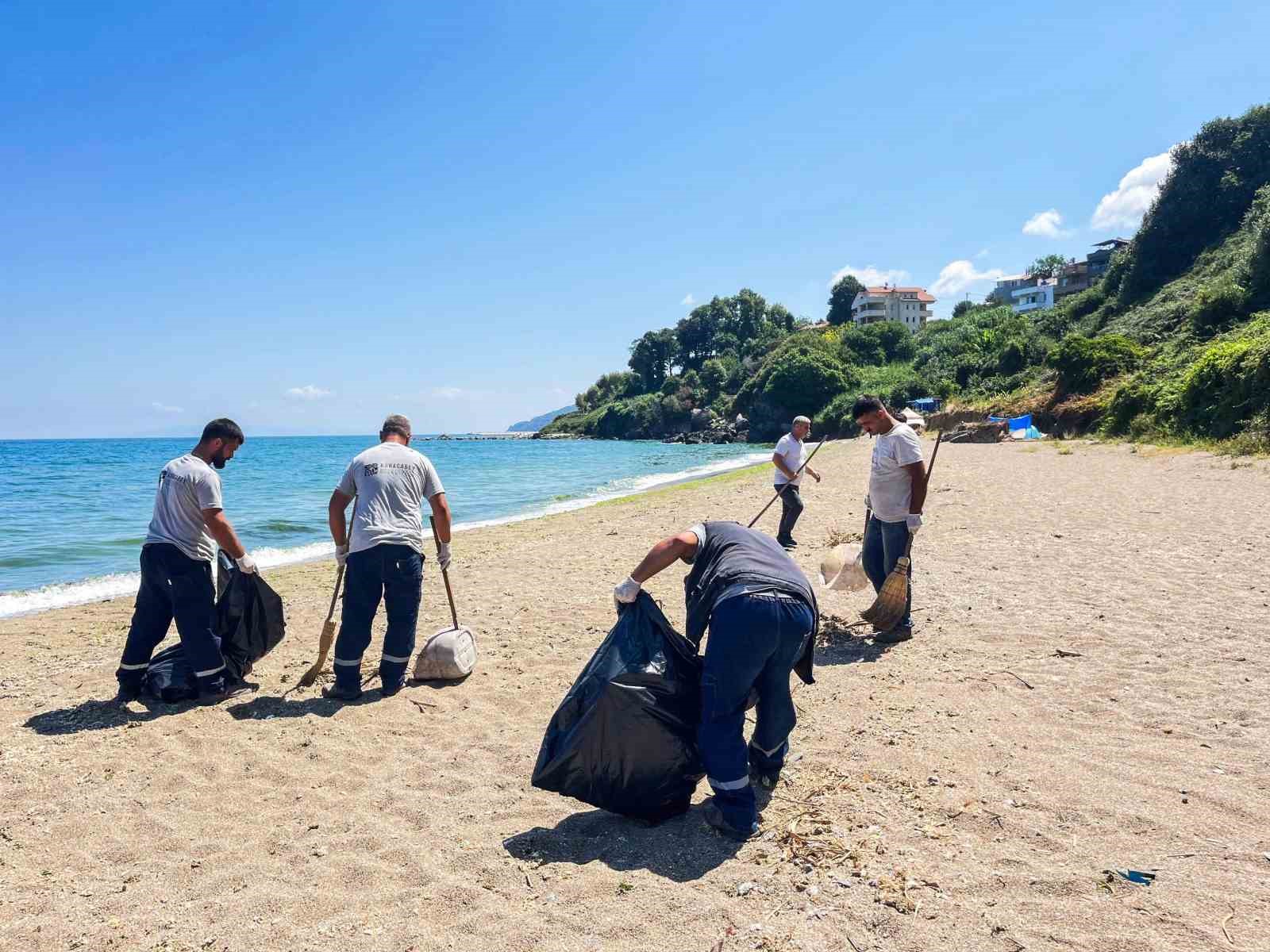 Kurşunlu sahilinde örnek temizlik hareketi
