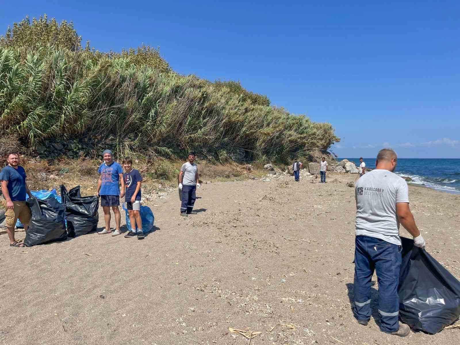 Kurşunlu sahilinde örnek temizlik hareketi
