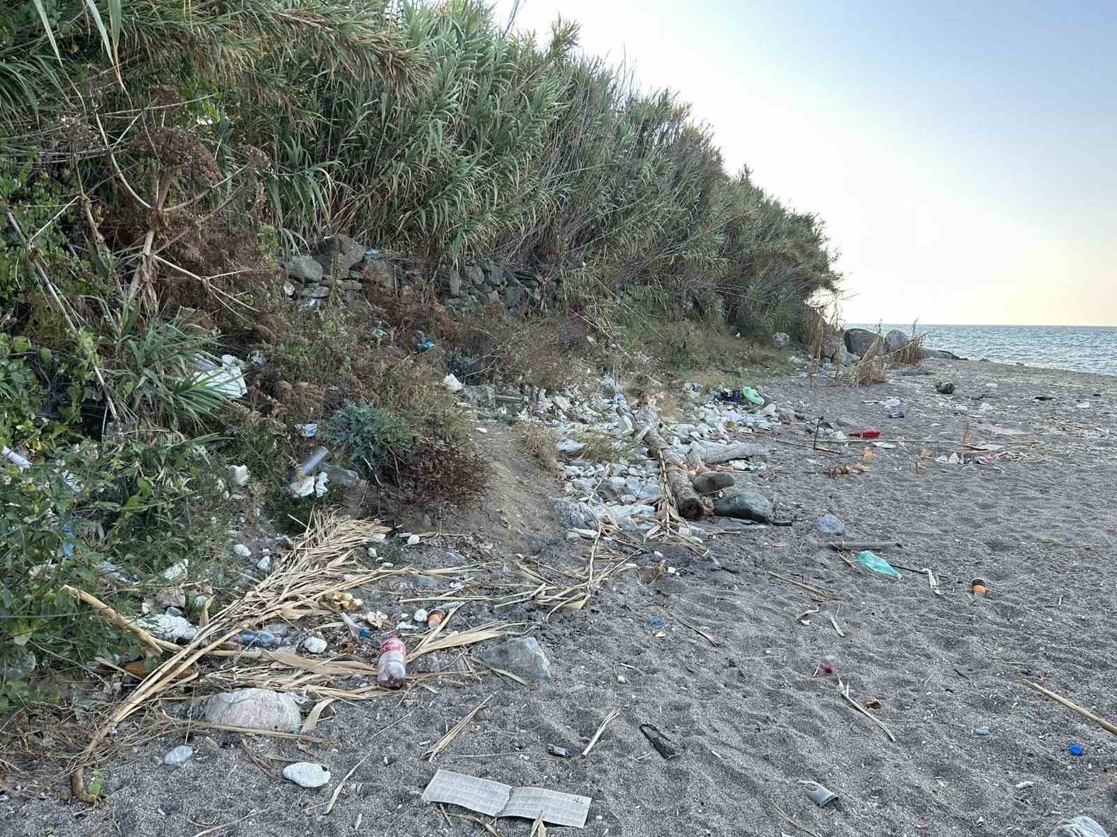 Kurşunlu sahilinde örnek temizlik hareketi
